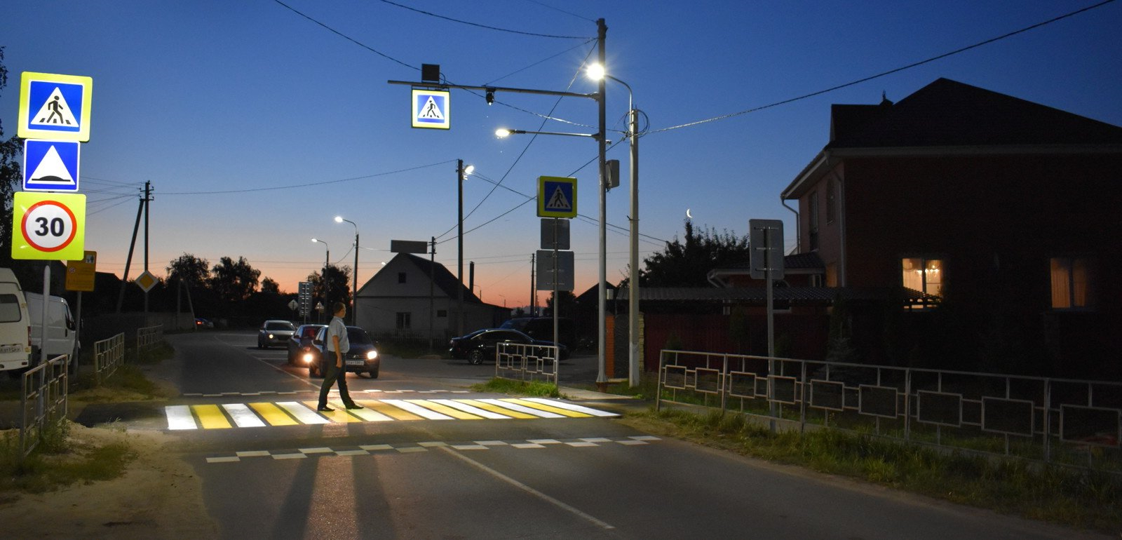 Дорожные знаки, разметка и освещение пешеходного перехода Дорожные знаки, разметка и освещение пешеходного перехода