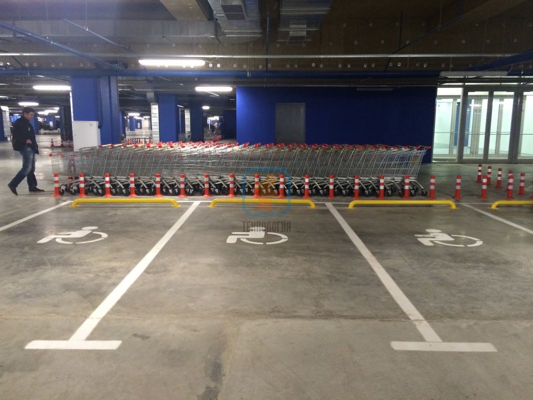 Столбики разделительные гибкие 450 мм на подземном паркинге ТЦ «Весна» г. Москва
