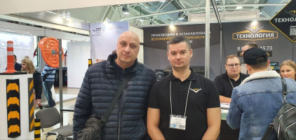Директор ПК Технология с посетителями на выставке Parking Russia