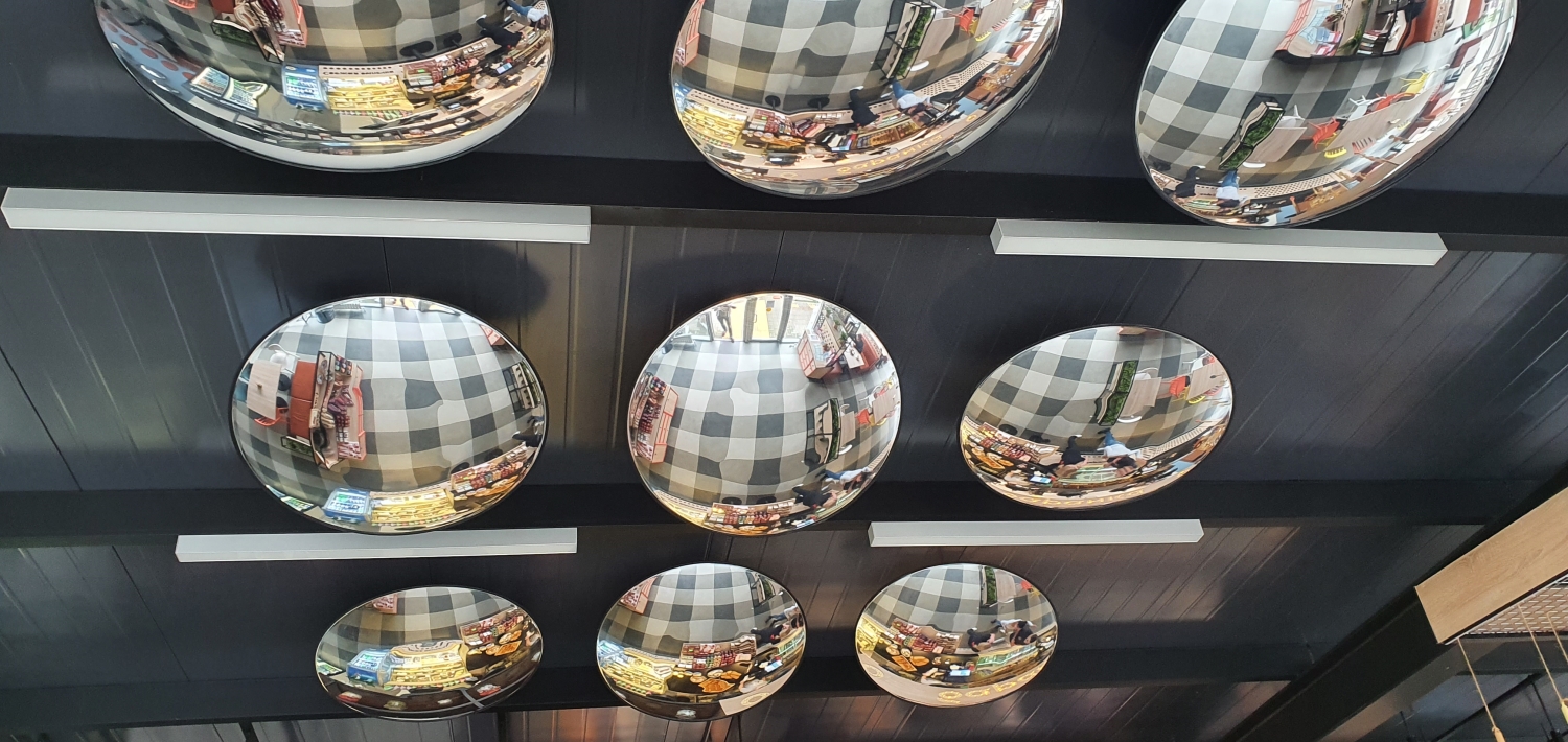 Потолок придорожного кафе, оформленный зеркалами круглыми сферическими 400 мм