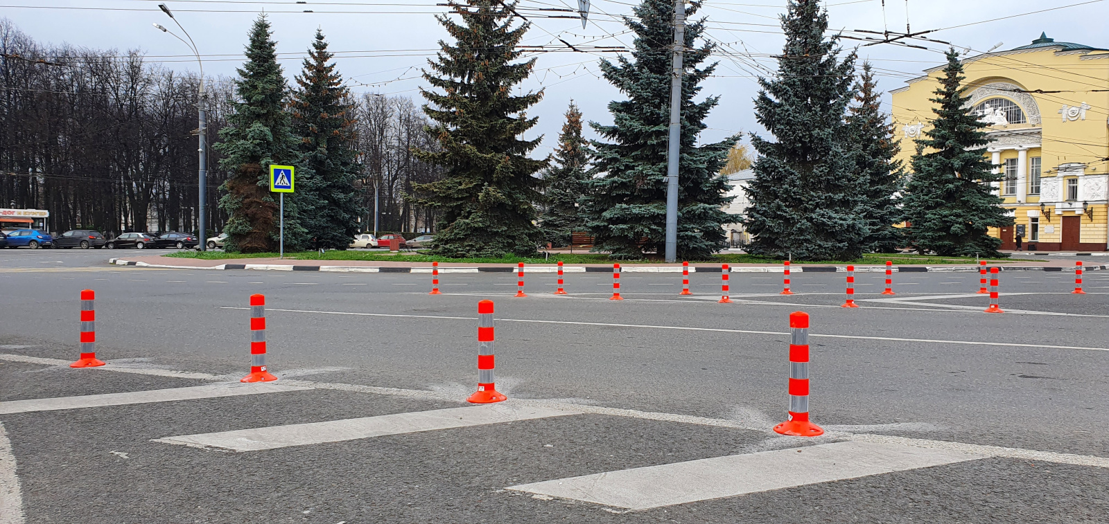 Мягкие парковочные столбики 450 мм для обозначения островков безопасности на площади Волкова, г. Ярослваль