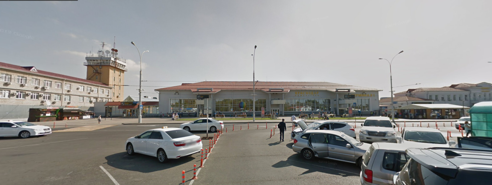 Обустройство парковки аэропорта г. Краснодар с помощью разделительных столбиков 750 мм