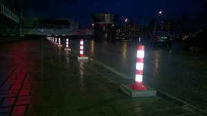 Парковочные столбики со светоотражающими наклейками для улучшения видимости в темное время суток