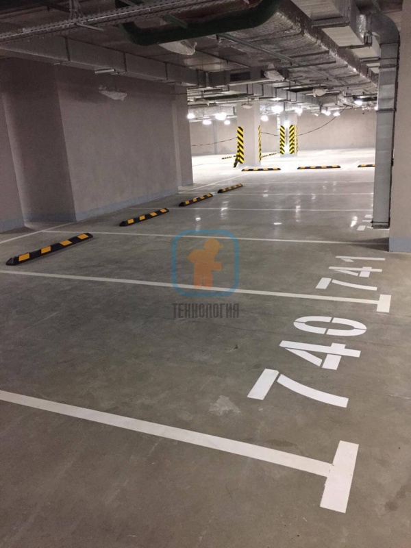 Обозначение парковочных мест, установка защиты углов и колесоотбойников на парковке ЖК «ЗИЛАРТ» в Москве