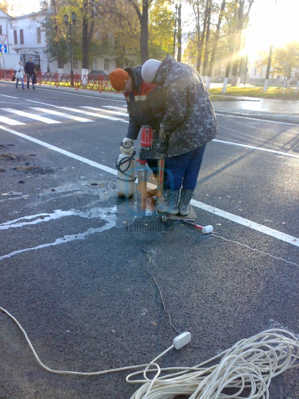 Бурение отверстий в дорожном покрытии для монтажа парковочных столбиков, Советская площадь, г. Ярославль