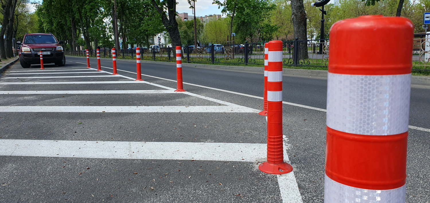 «Треугольник безопасности», огороженный дорожными столбиками