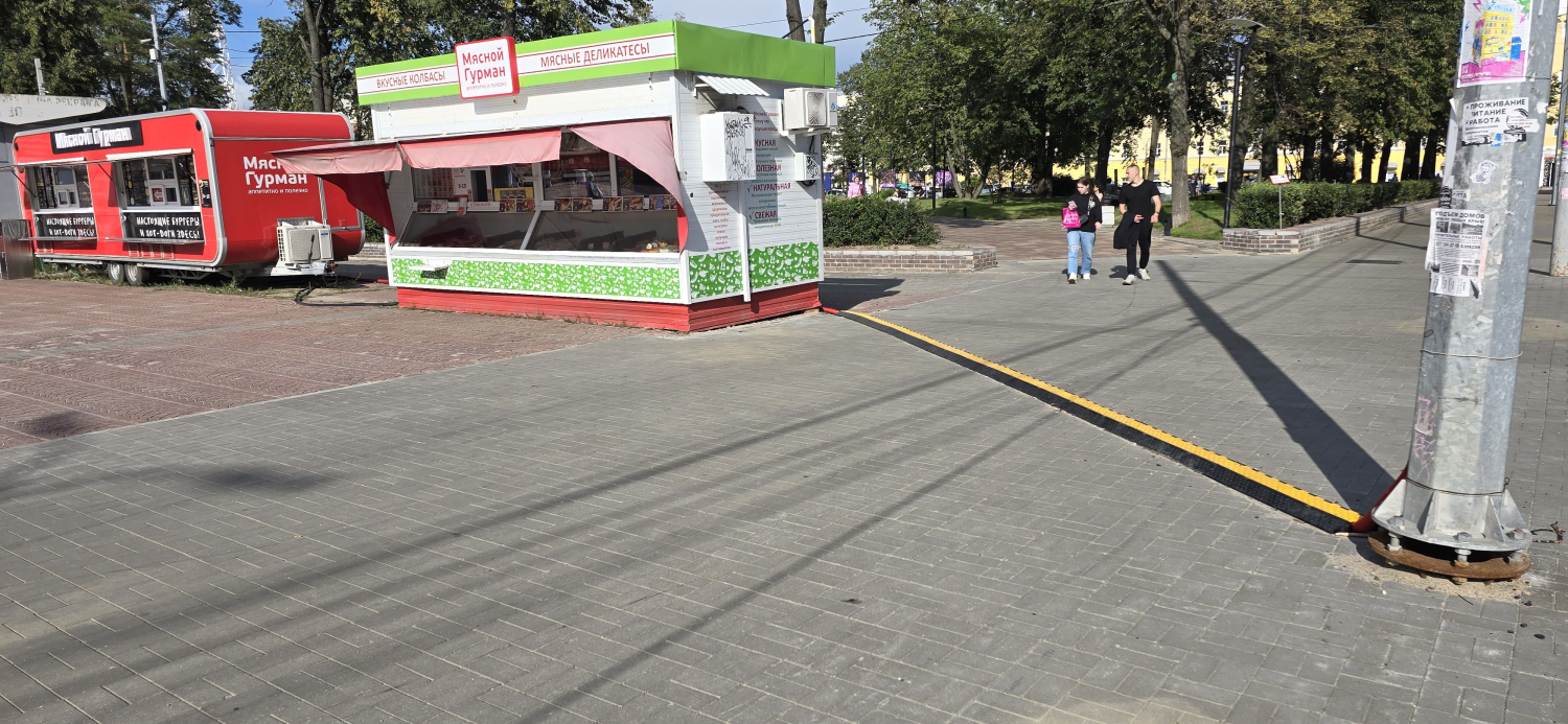 Кабель-канал с откидной крышкой для защиты коммуникаций торгового ларька Кабель-канал с откидной крышкой для защиты коммуникаций торгового ларька