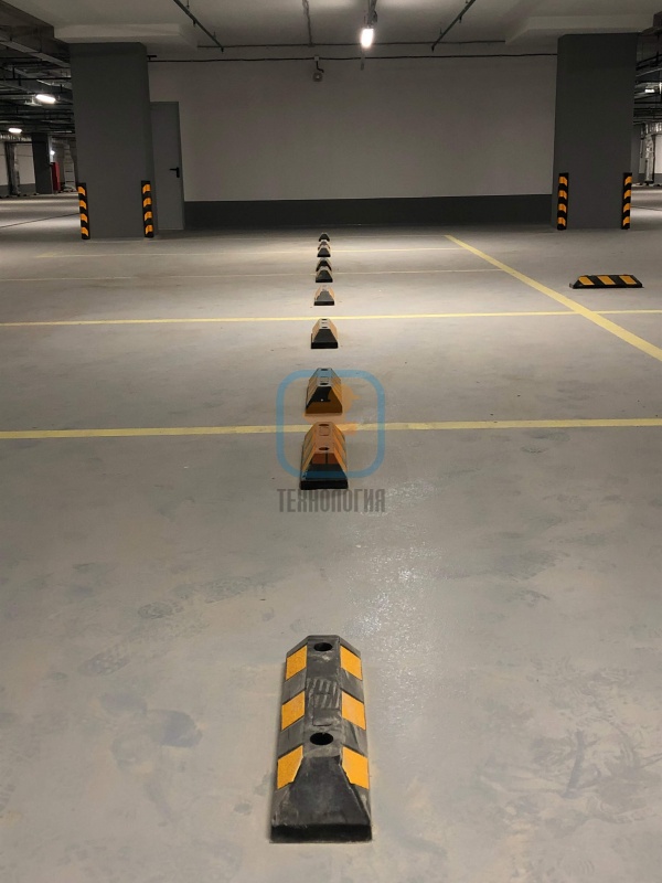Парковочные места подземного паркинга бизнес-центра АЛКОН, оборудованные резиновыми колесоотбойниками КР-0,55