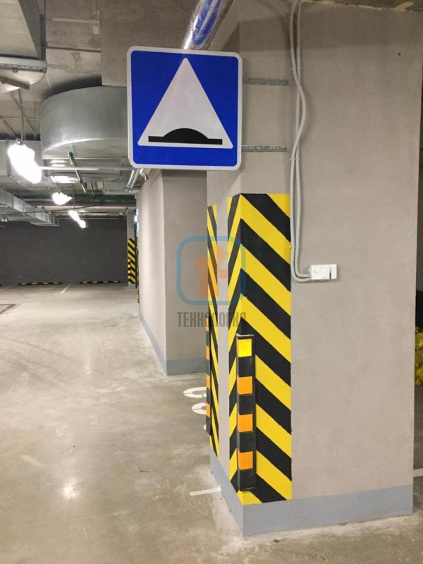 Дорожный знак 5.20, предупреждающий о наличии дорожной неровности на пути перемещения по парковке (ЖК «ЗИЛАРТ», г. Москва)