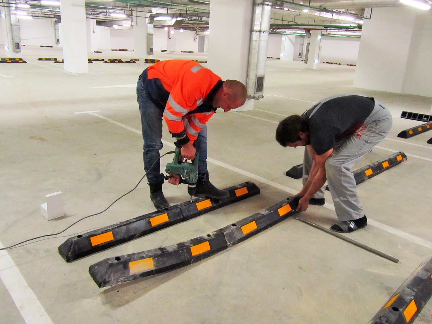 Монтаж колесоотбойников КР-1,83 и КП-1,83 на подземной парковке