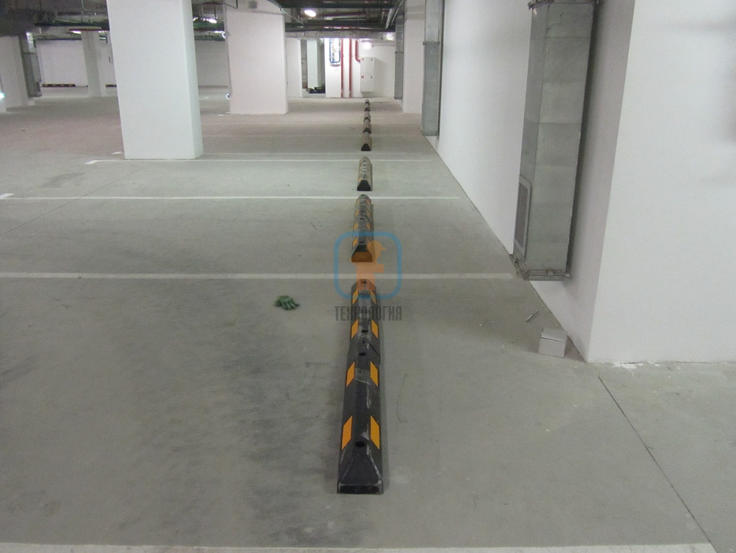 Разделение парковочных мест с помощью отбойников для колес резиновых (пятиуровневый паркинг ДЦ «Москва-Сити», башня «Евразия»)