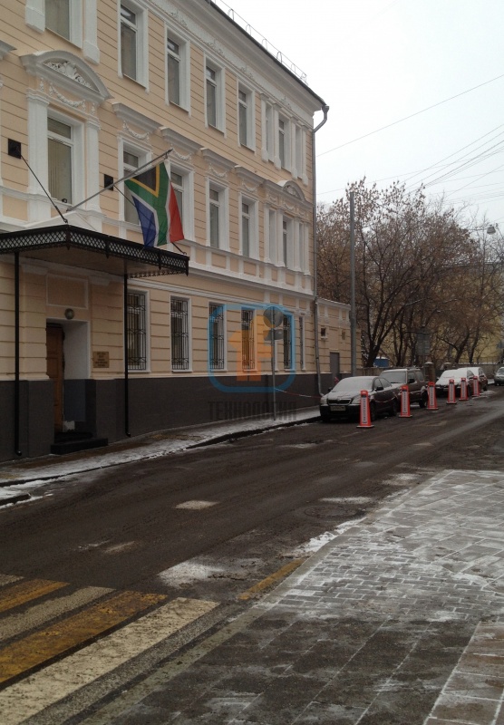 Парковочные места сотрудников посольства ЮАР, г. Москва, обозначенные ограждением «Солдатик» тип 2