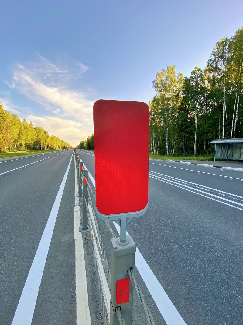 Светоотражающие катафоты на тросовых дорожных ограждениях Светоотражающие катафоты на тросовых дорожных ограждениях
