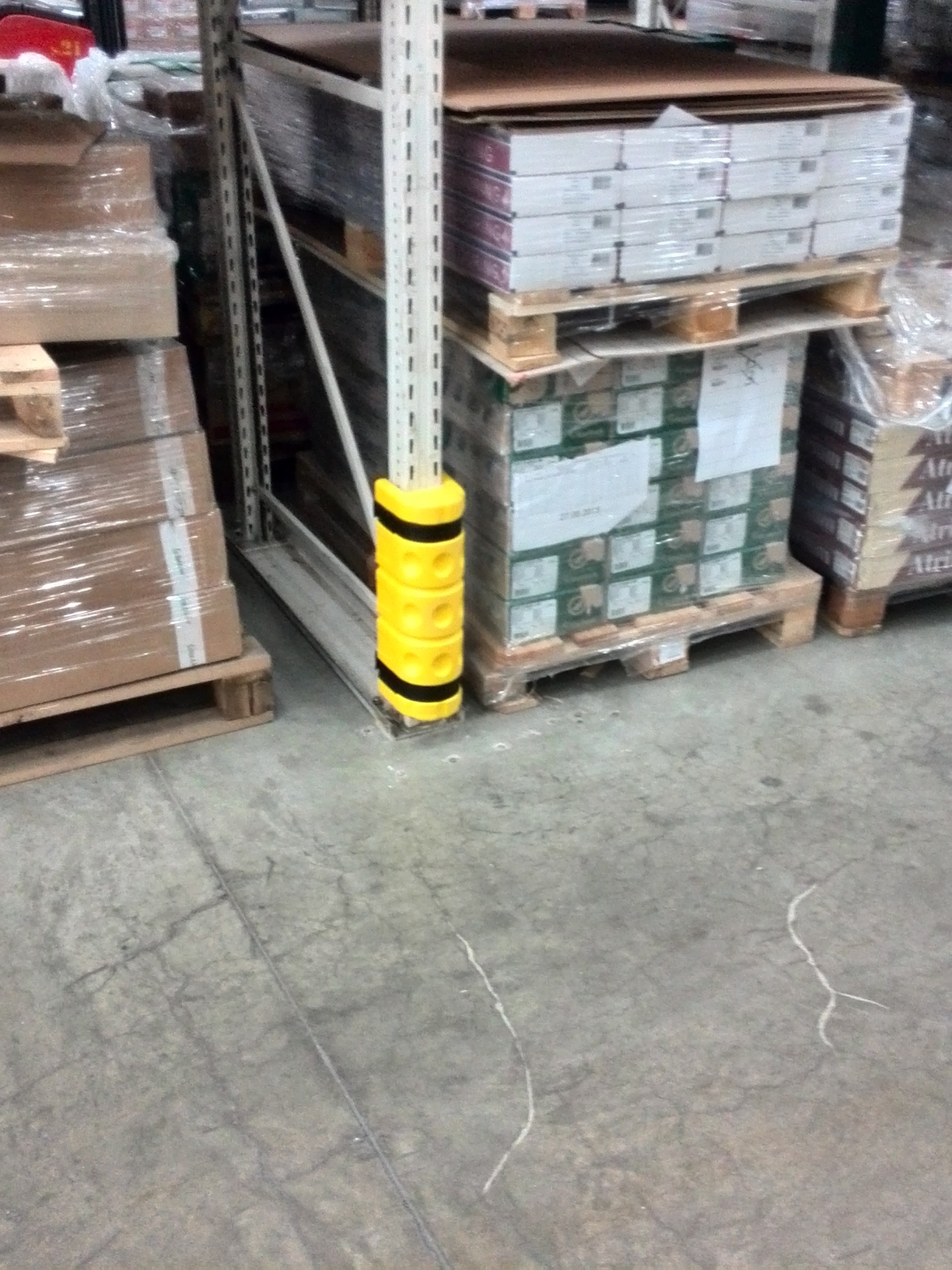 Пластиковые демпферы для защиты стоек стеллажей Пластиковые демпферы для защиты стоек стеллажей