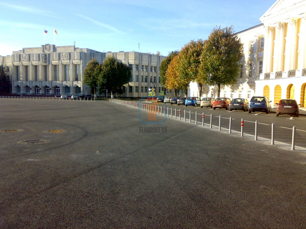 Советская площадь в г. Ярославле, огражденная столбиками съемными для отделения проезжей части от пешеходной