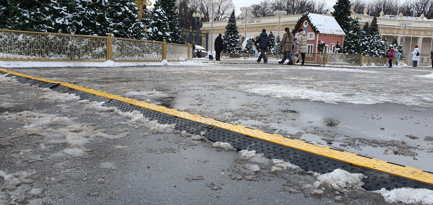 Защита уличного кабеля торгового павильона при помощи кабель-канала Защита уличного кабеля торгового павильона при помощи кабель-канала