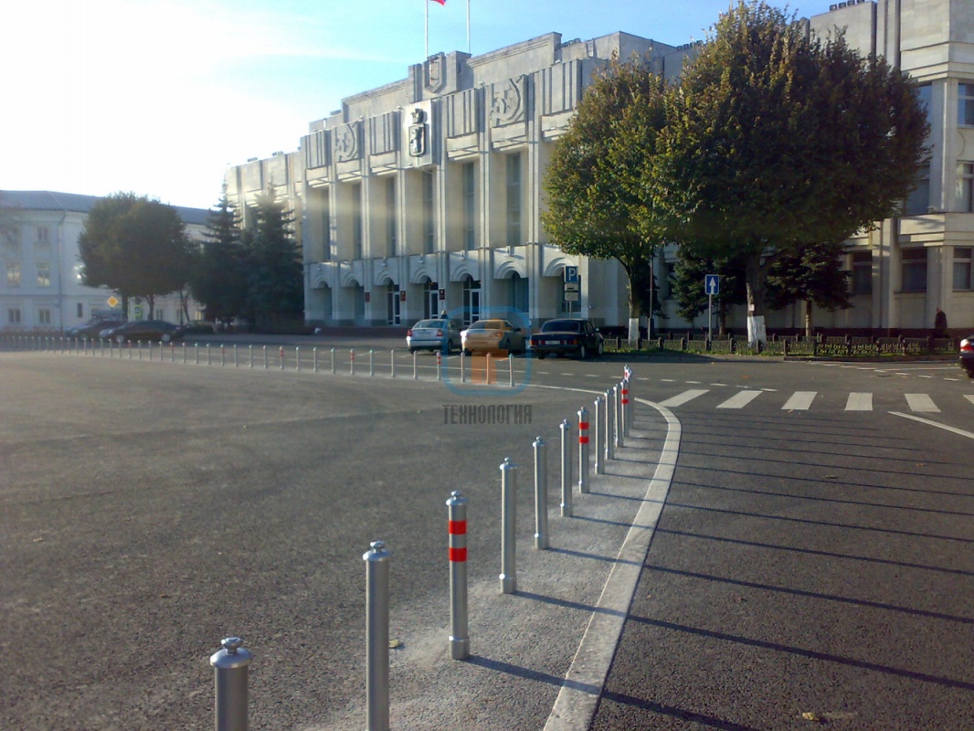 Пешеходная зона и проезжая часть, разделенные столбиками съемными, Советская площадь, г. Ярославль