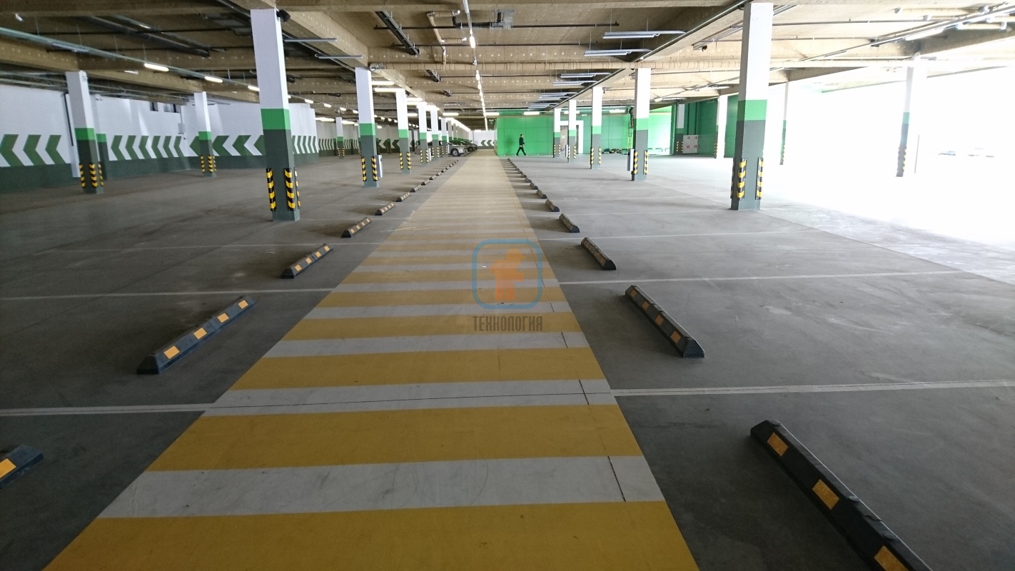 Закрытый паркинг супермаркета «Табрис», оснащенный парковочным оборудованием для безопасного движения
