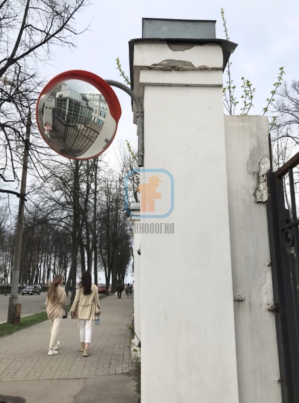 Дорожное сферическое зеркало ЗС-600 с козырьком на воротах ресторана «Буратино», г. Ярославль