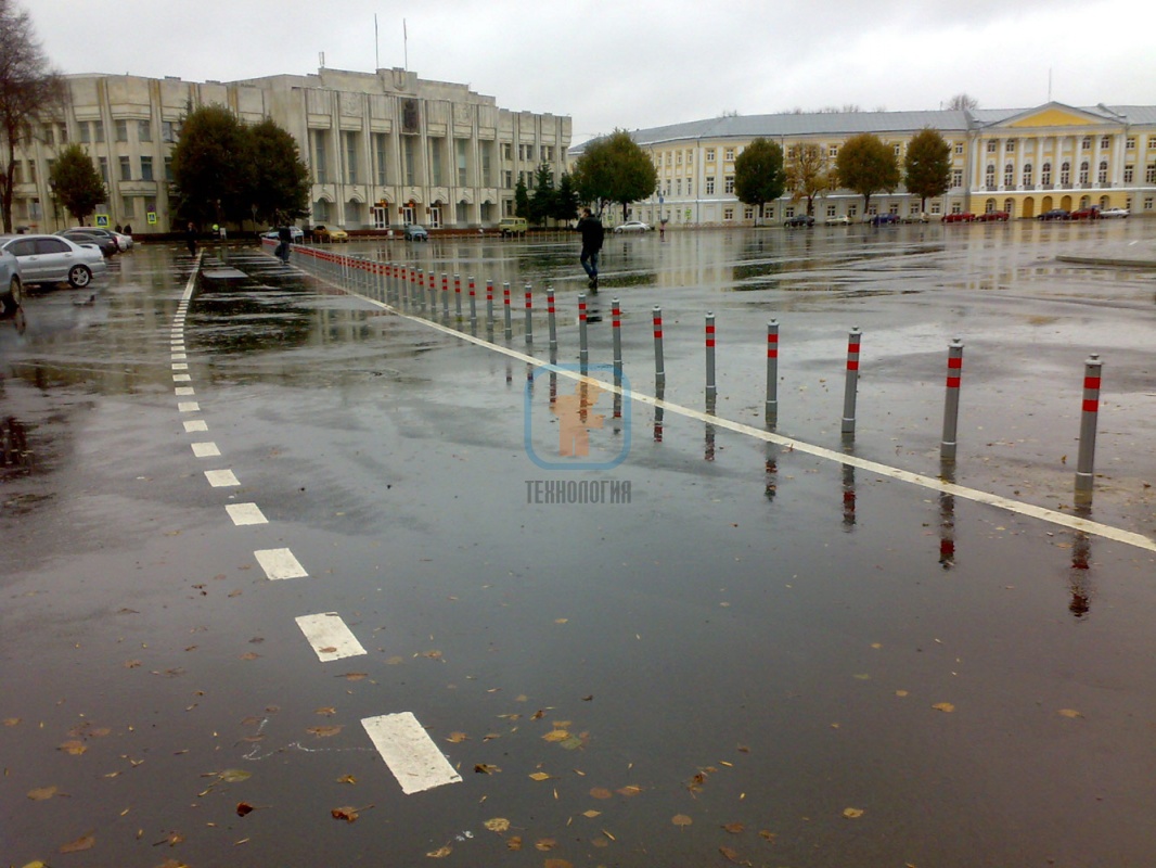 Пешеходная зона на Советской площади, огражденная парковочными столбиками