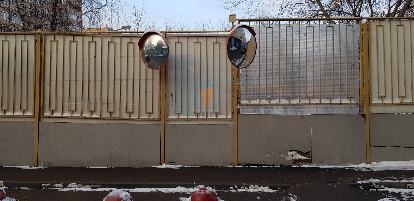 Парковка у офисного здания (г. Москва), оснащенная сферическими зеркалами ЗС-1000 с козырьком