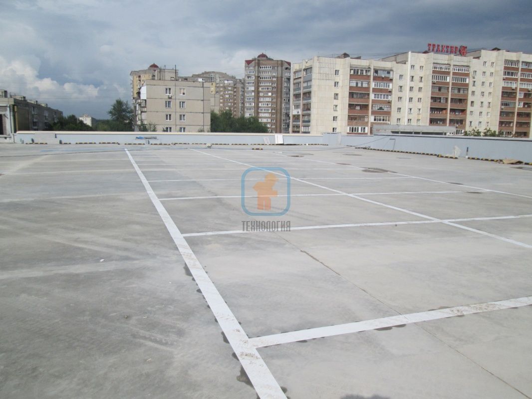 Разметка парковочных мест паркинга на крыше ТЦ «Аркада», г. Уфа