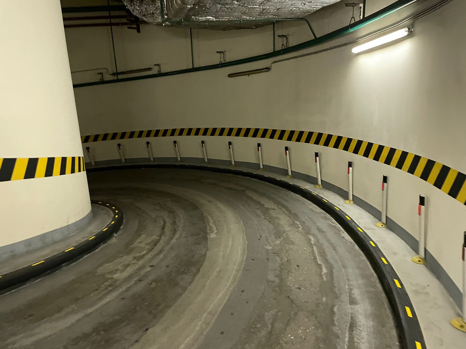 Маркировка пешеходной дорожки в тоннеле для обеспечения безопасности