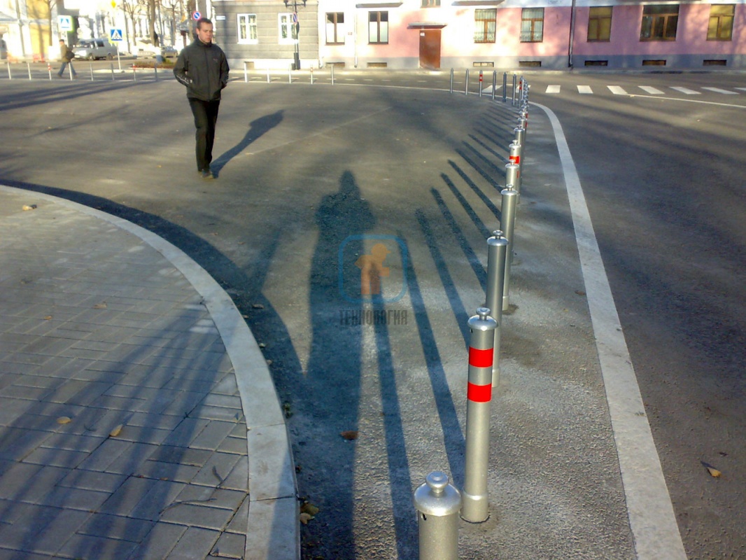 Разделение пешеходной и проезжей части с помощью съемных парковочных столбиков, Советская площадь, г. Ярославль