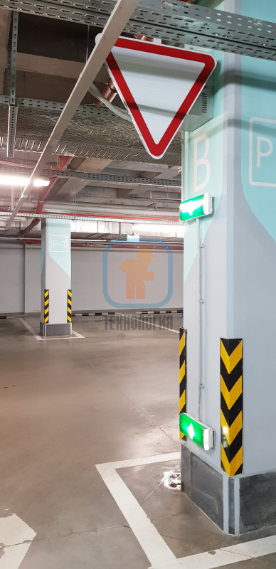 Дорожные знаки и защита углов колонн для безопасного движения по подземному паркингу ТЦ «Достык Плаза», Алма-Ата
