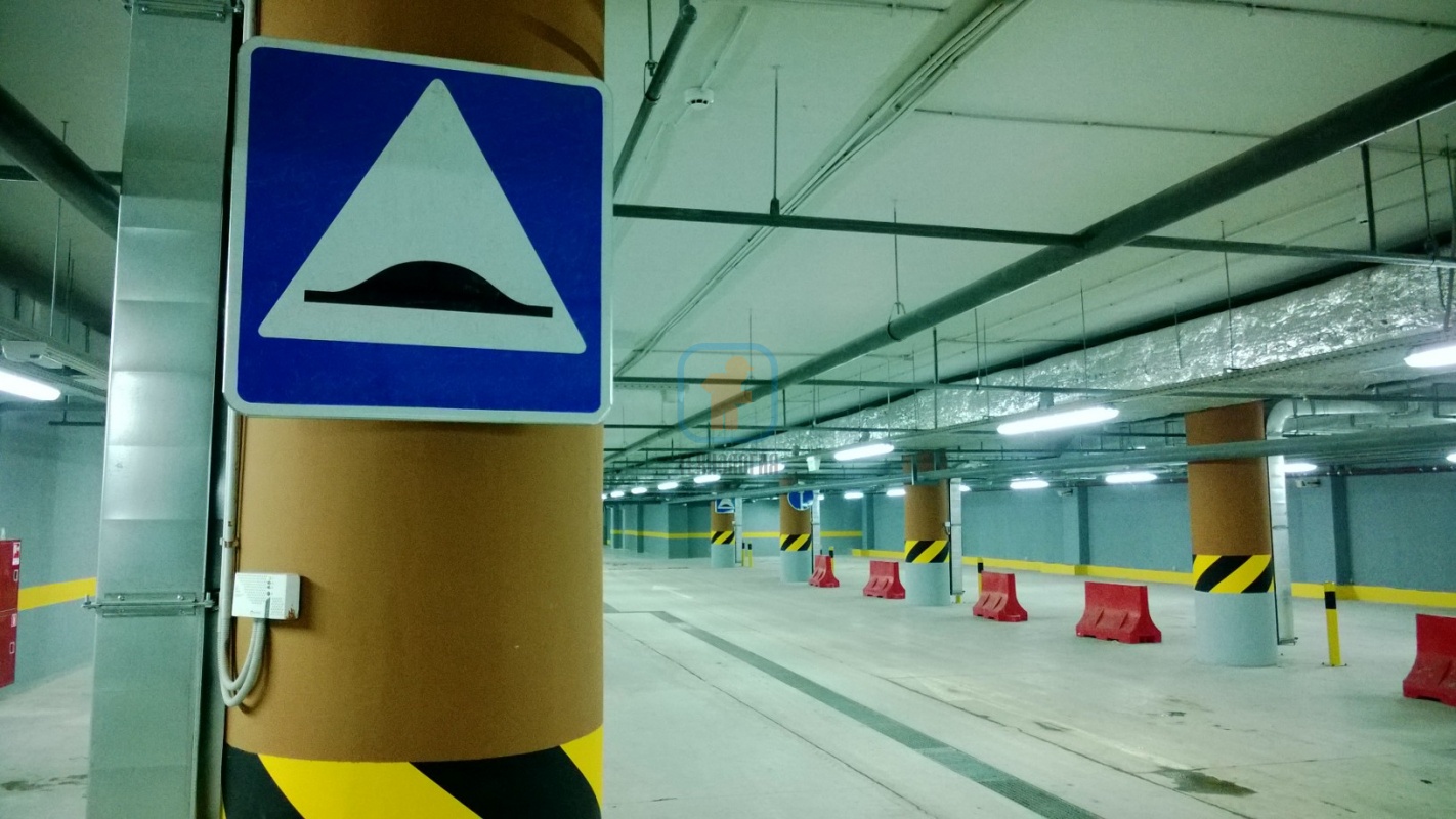 Оснащение подземной парковки ТЦ «Аура» дорожными знаками