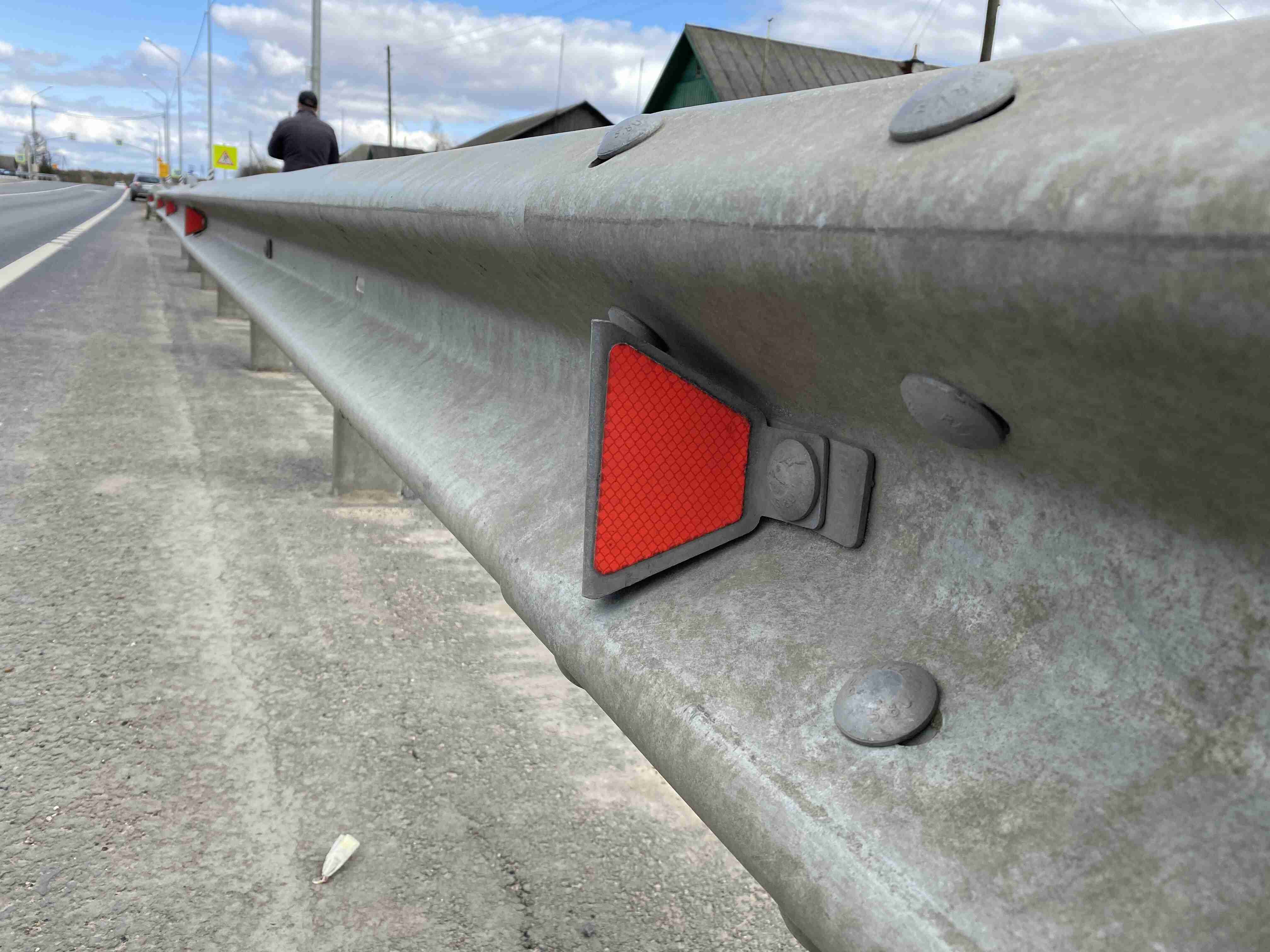 Катафоты КД-5 на барьерных ограждениях для улучшения их видимости в ночное время и при неблагоприятных погодных условиях