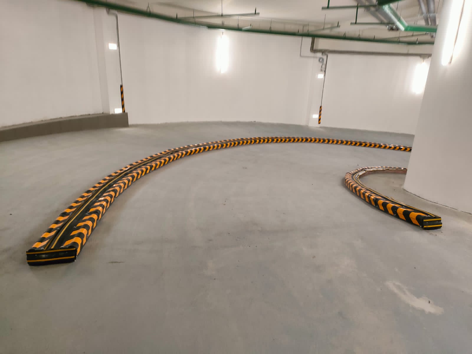 Разделение пешеходной и проезжей зон подземной стоянки