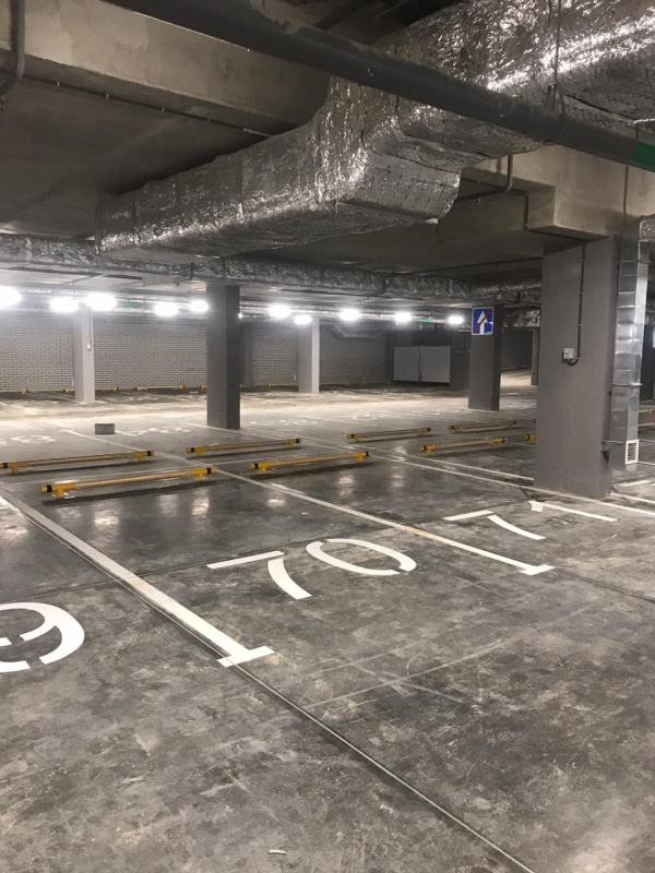 Оборудованный подземный паркинг ЖК «Династия», г. Ярославль: металлические колесоотбойники, разметка, дорожные знаки
