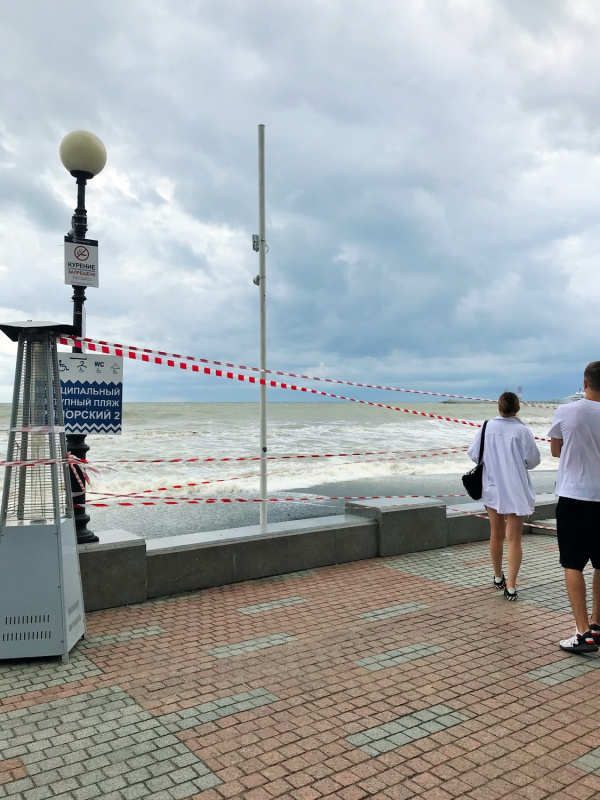 Лента сигнальная оградительная для заграждения территории пляжа во время шторма, г. Сочи
