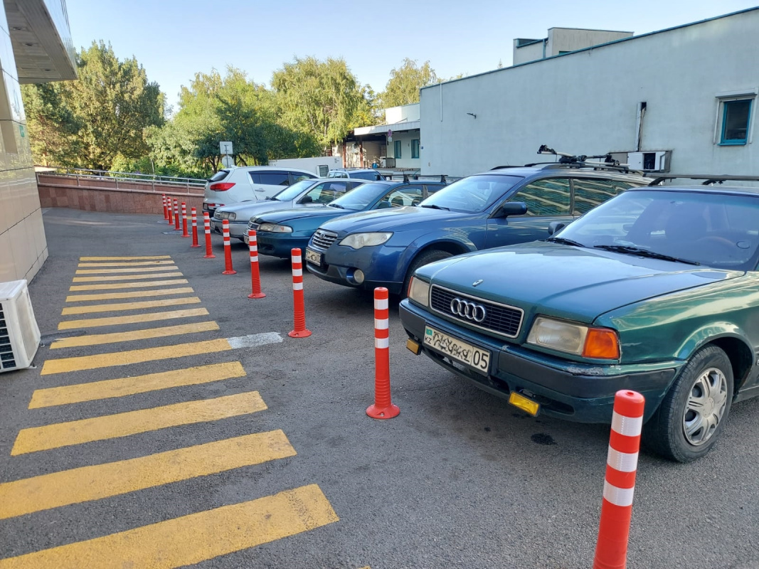 Обозначение парковочных мест с помощью гибких столбиков (парковка у МФК Almaty towers)