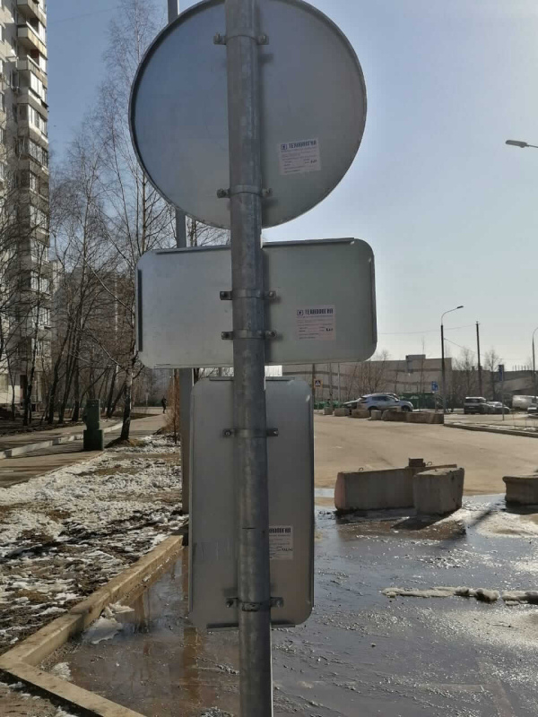 Стойка оцинкованная 76 мм с дорожными знаками, г. Москва, ул. Новоникулинская, 6к1