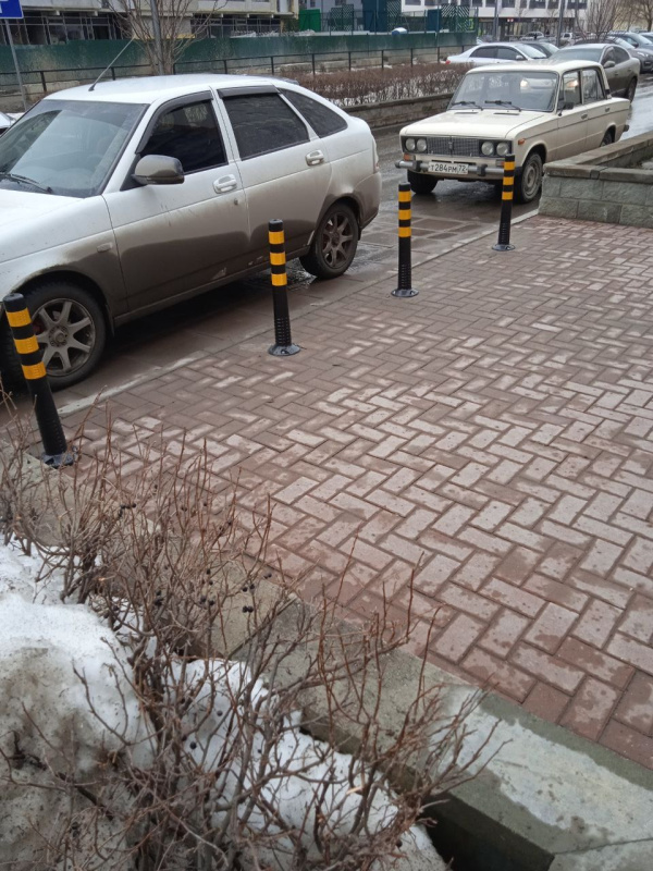 Разделение пешеходной зоны и проезжей части черными гибкими столбиками для парковки 750 мм, г. Тюмень