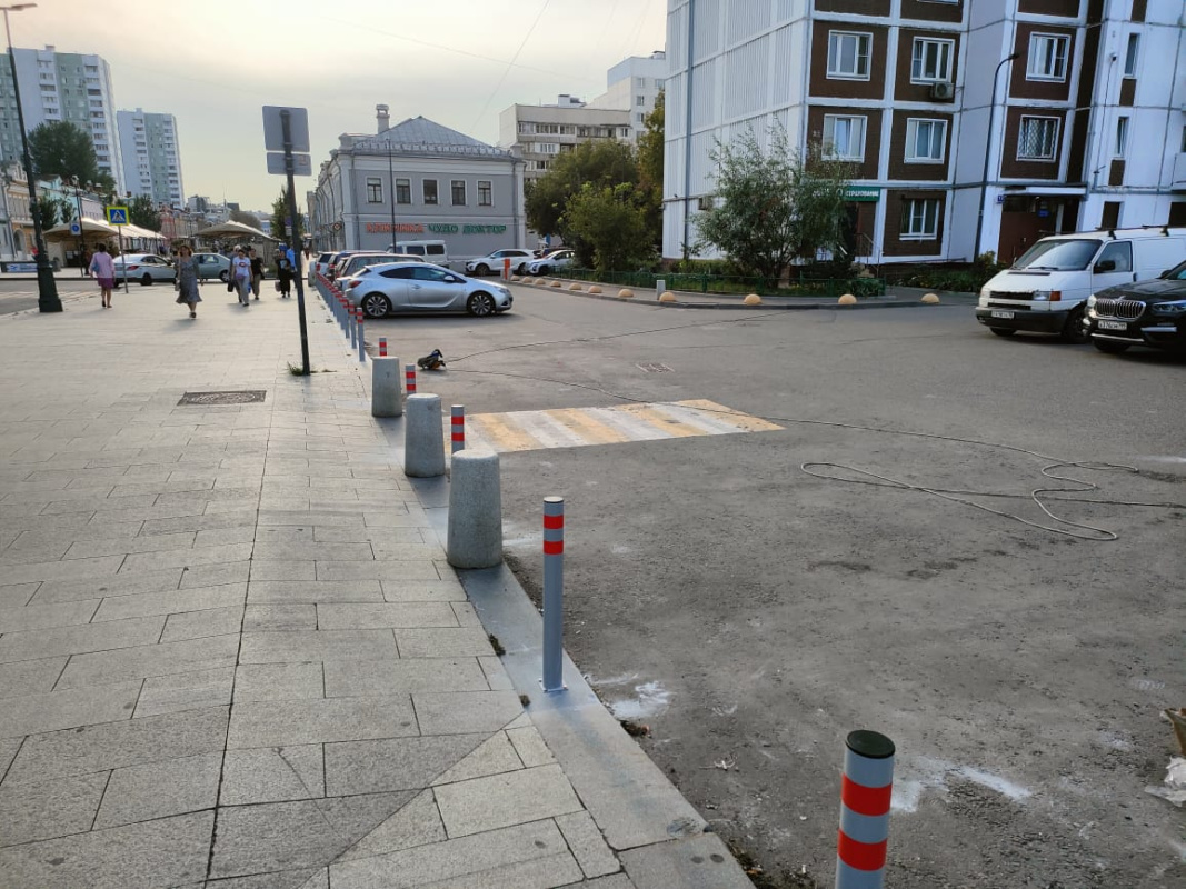 Парковочные столбики отделили парковку от пешеходной зоны - фото 6