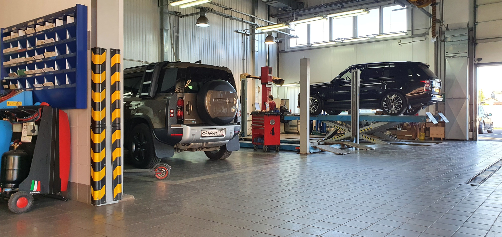 Оснащение сервисной станции обслуживания автомобилей демпферами ДКУ-20 для безопасного движения, Автосалон Jaguar, Land Rover г. Ярославль