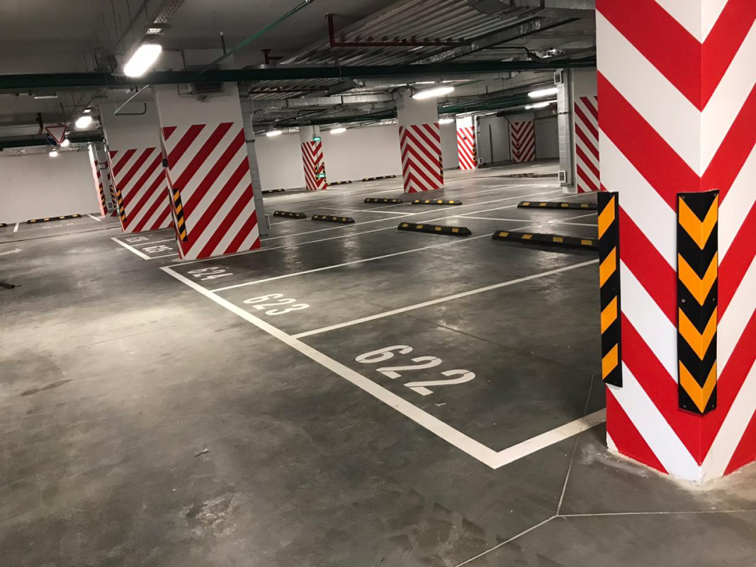 Подземная парковка ЖК «ГОРОД НА РЕКЕ Тушино-2018» с оснащенными местами стоянки автомобилей
