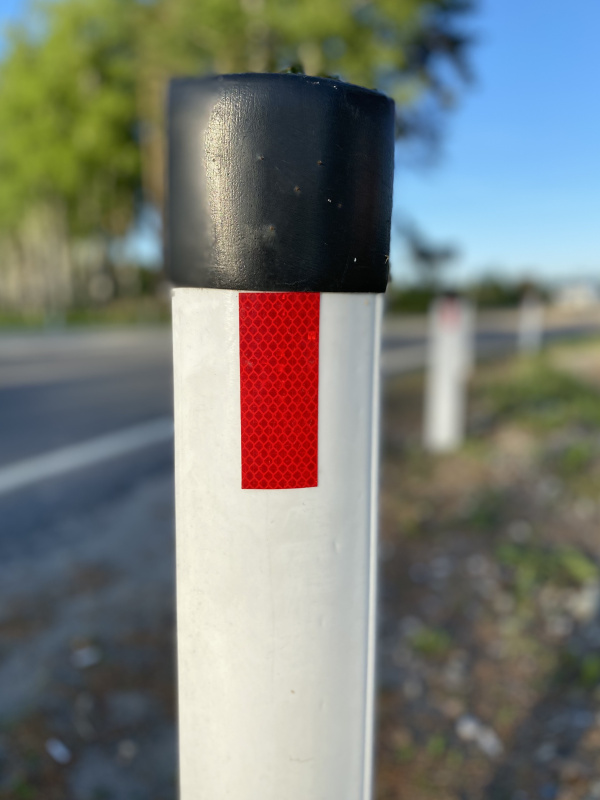 Столбик сигнальный С3 полукруглый пластиковый для обозначения съезда с трассы Р-132
