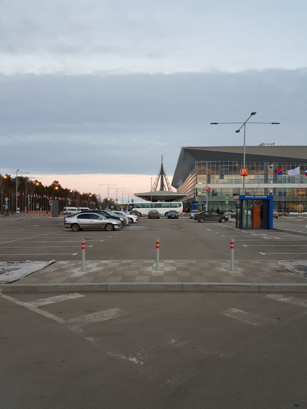 Парковка аэропорта в г. Красноярск, оснащенная столбиками анкерными серии «Город»