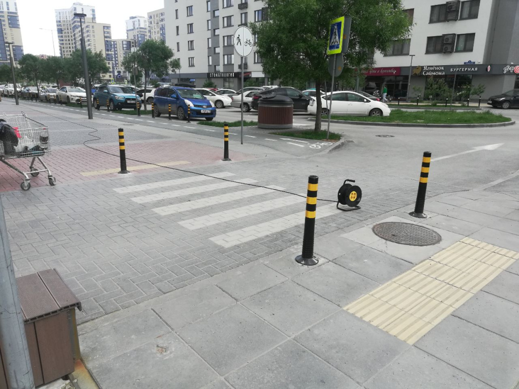 Безопасный пешеходный переход, обозначенный столбиками гибкими черными 750 мм, г. Тюмень
