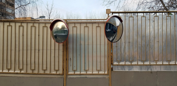 Монтаж сферических обзорных зеркал на забор