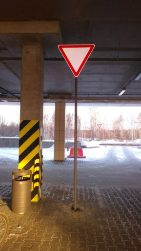 Установка стойки дорожного знака в бетон