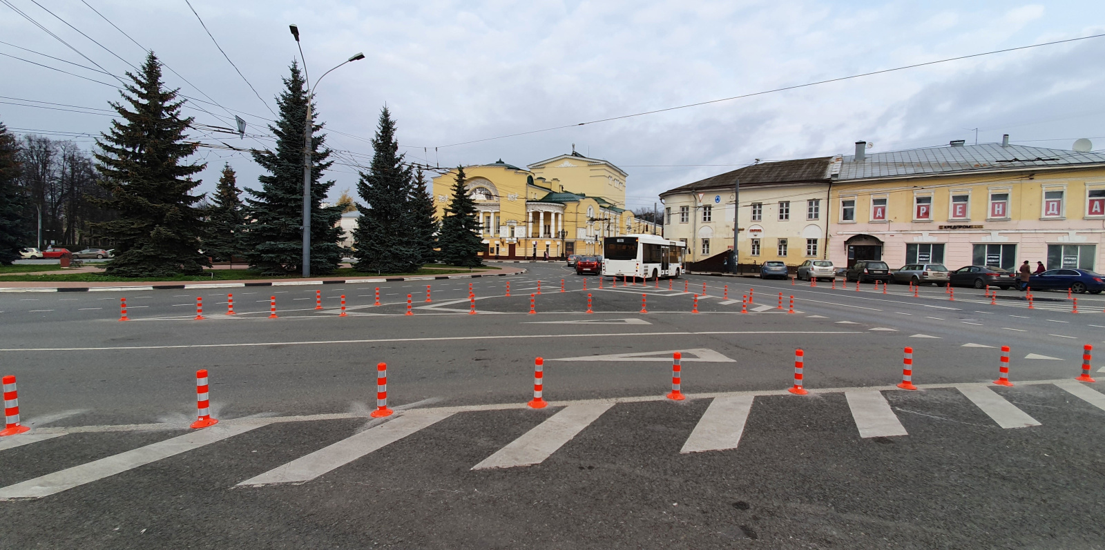 Островки безопасности на площади Волкова (г. Ярославль), обозначенные мягкими столбиками 450 мм