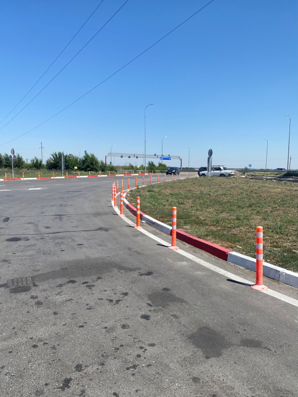 Гибкие парковочные столбики для обозначения обочины на АЗС Лукойл, Краснодарский край