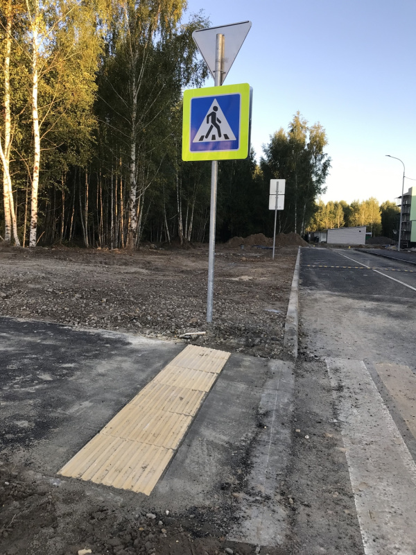 Тактильная плитка продольный риф 500 и дорожный знак Пешеходный переход, Сокол-сити, Ярославль