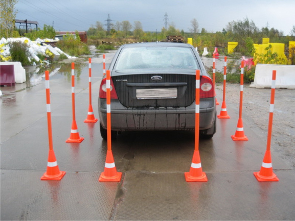 Ограждение места стоянки автомобиля сигнальными вехами 1.2 м с дорожными конусами