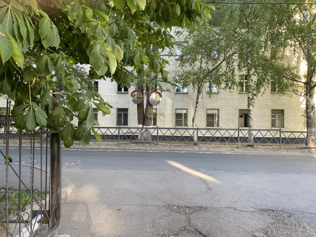 Безопасный выезд из ворот: зеркала сферические дорожные на ул. Володарского, д.1, Ярославль